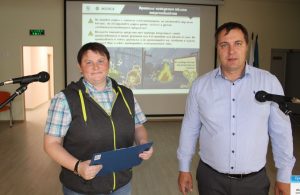 Оксана Лебедева и Алексей Николаев во время проведения урока "Доброго электричества". Фото: МОЭСК.